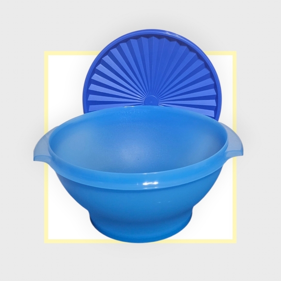 Tupperware Blue Covered Mixing Bowl with Lid - Picture 2 of 2